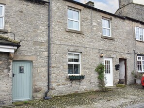 Exterior - Cosy cottage in the heart of Middleham famous for its horse racing stables. (Middleham, near Leyburn)