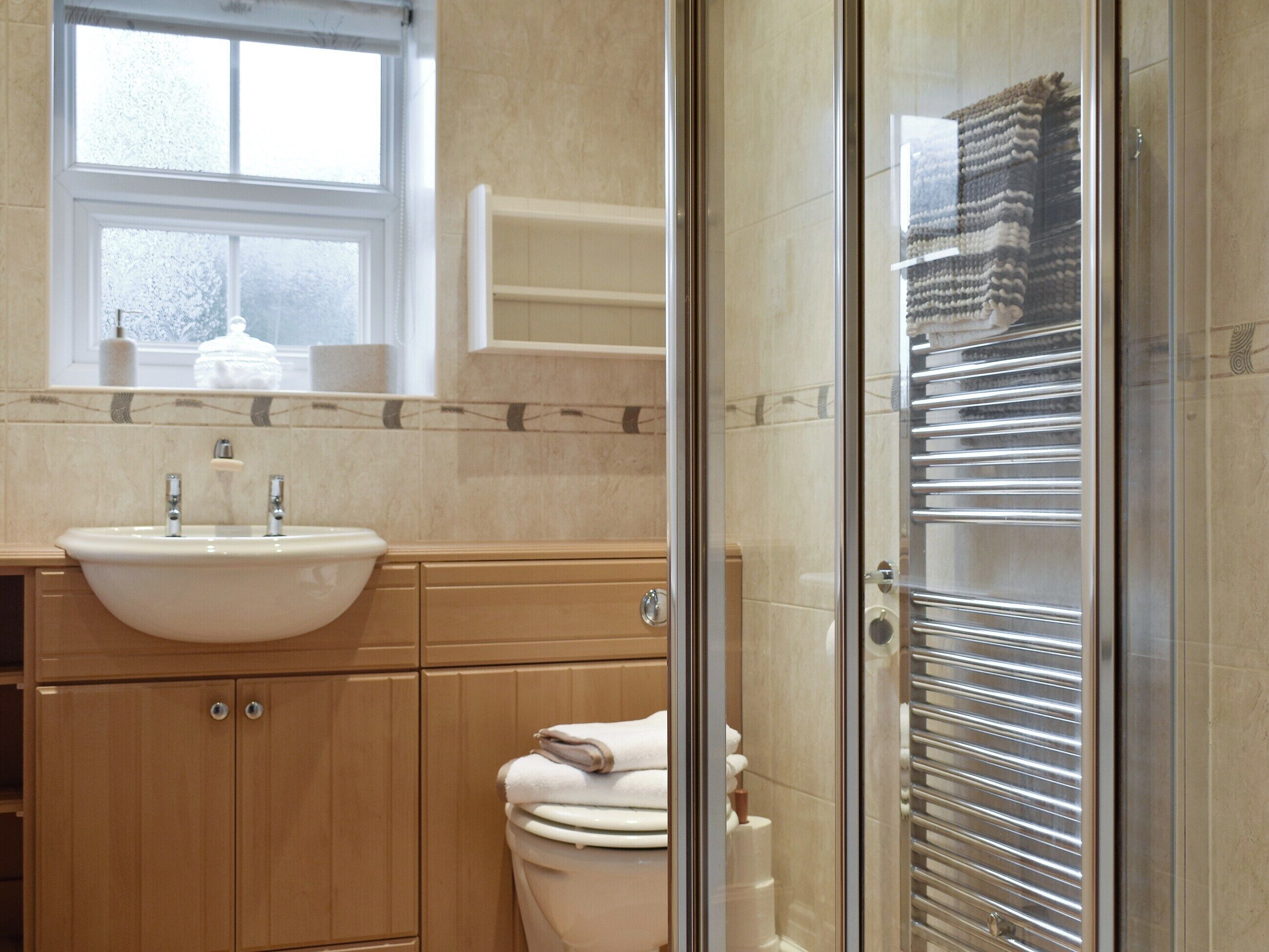 Ein Badezimmer mit Waschbecken, Toilette und Duschkabine.