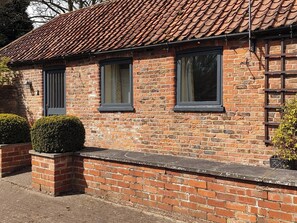 Exterior - 1 bedroom accommodation in Fitling, near Hull (Fitling, near Hull)