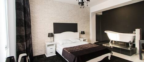 Deluxe Studio | 2 bedrooms, individually decorated, individually furnished, desk