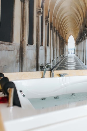 Bañera de hidromasaje privada. Evianne Boutique Hotel