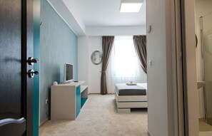 Habitación básica, vistas a la ciudad | 2 dormitorios, decoración individual, mobiliario individual y escritorio