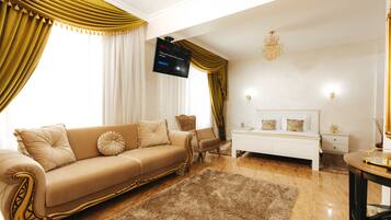 Junior Suite | Individually decorated, individually furnished, desk, laptop workspace