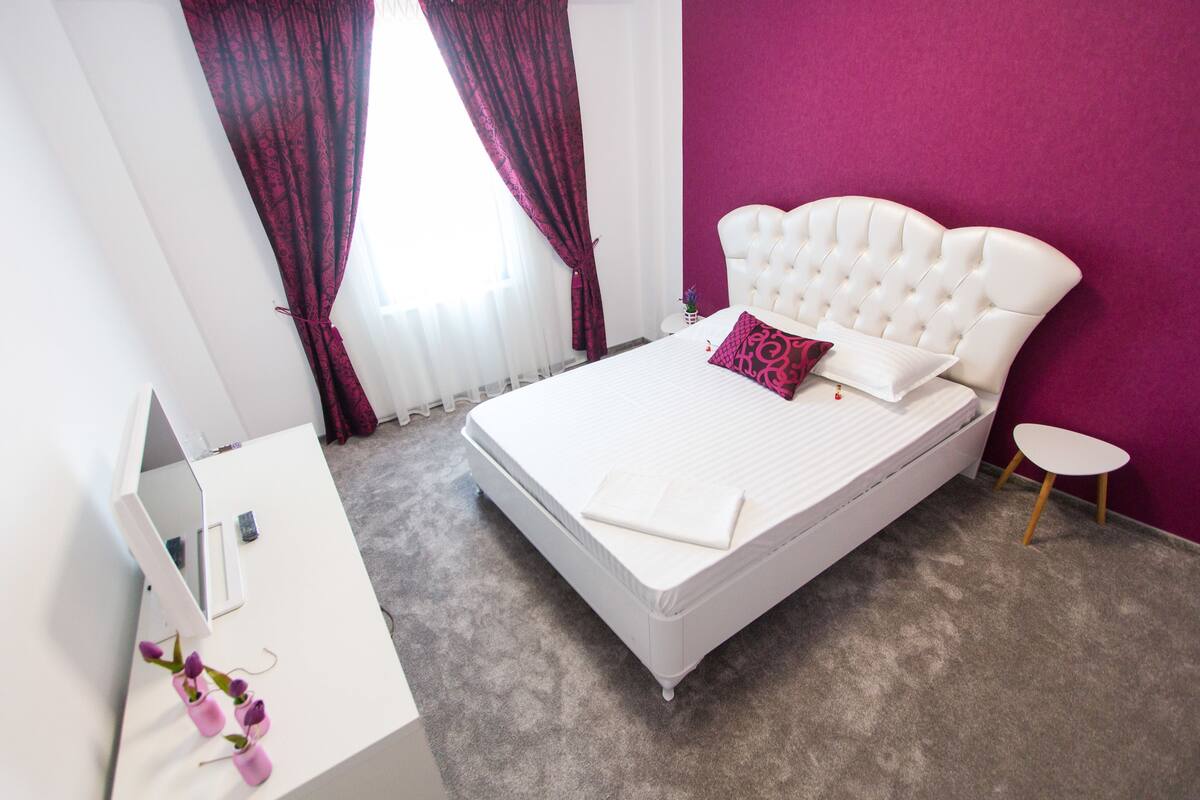 Eenvoudige kamer, uitzicht op de stad | Een bureau, een laptopwerkplek, geluiddichte muren, gratis wifi