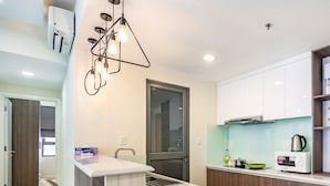 Deluxe-Apartment, 2 Schlafzimmer | Eigene Kochnische | Großer Kühlschrank, Mikrowelle, Herdplatte, Wasserkocher
