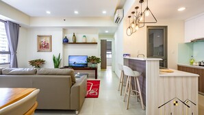 Deluxe-Apartment, 2 Schlafzimmer | Wohnbereich | LCD-Fernseher