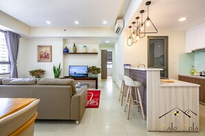 Deluxe-huoneisto, 2 makuuhuonetta | Oleskelualue | LCD-televisio