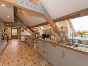 Kitchen | Y Beudy, Pwllglas, near Ruthin - 7 bedroom accommodation in Pwllglas, near Ruthin (Pwllglas, near Ruthin)