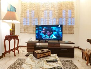 Căn hộ trung tâm thành phố, 2 phòng ngủ, quang cảnh thành phố | Khu phòng khách | TV LCD 43-inch có truyền hình vệ tinh, TV