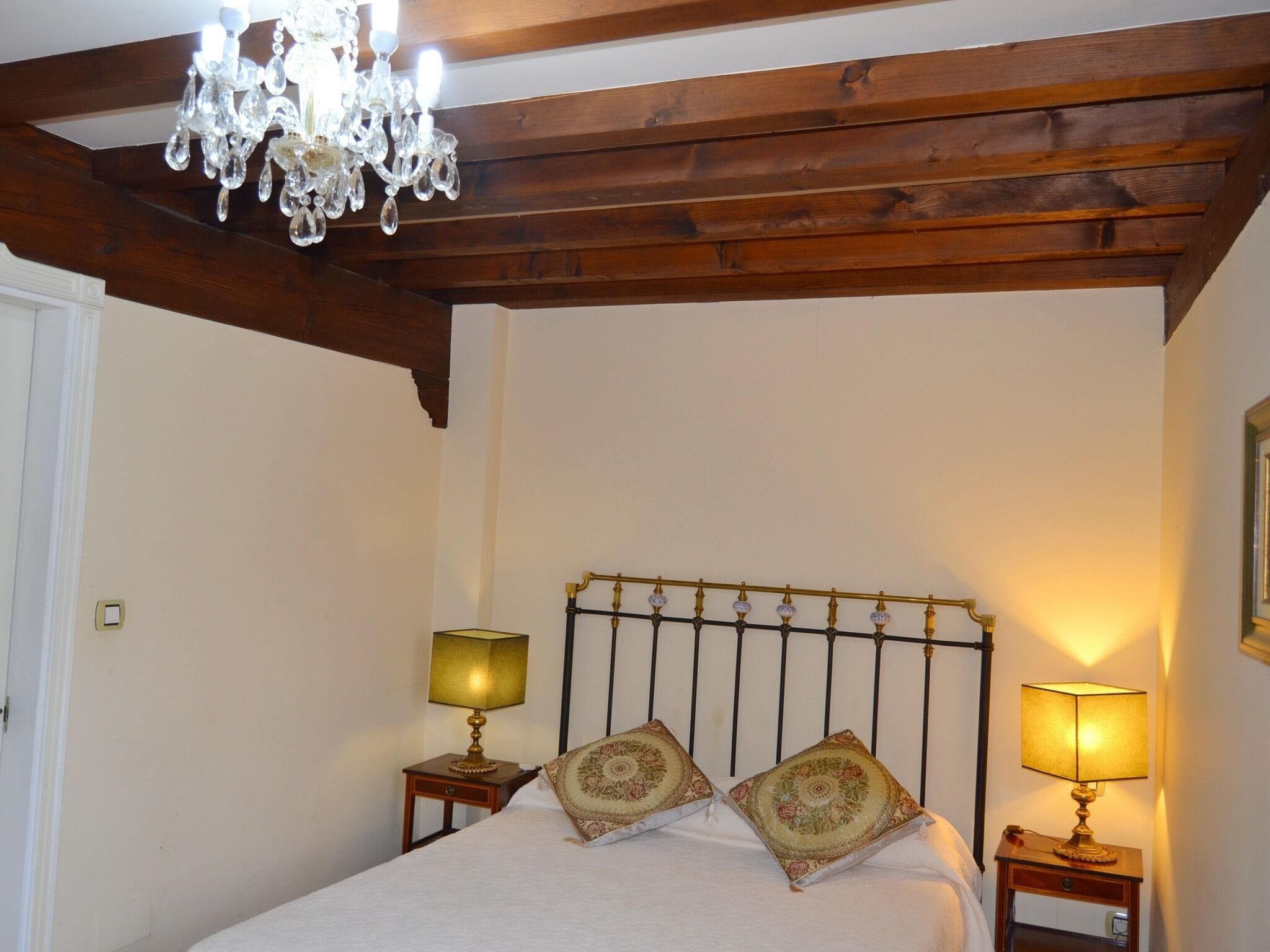 Dobbeltværelse med dobbeltseng eller 2 enkeltsenge - eget badeværelse | 1 soveværelse