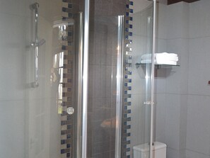 Camera con letto matrimoniale o 2 letti singoli, bagno in camera | Bagno