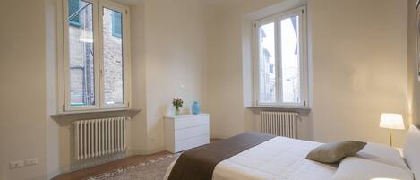 4 chambres, coffres-forts dans les chambres, fer et planche à repasser