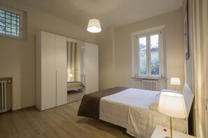 4 chambres, coffres-forts dans les chambres, fer et planche à repasser