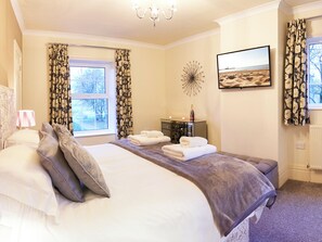 4 bedrooms, free WiFi, bed sheets - 4 bedroom accommodation in Cottam, near Driffield (Cottam, near Driffield)