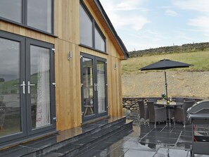 Outdoor dining - 2 bedroom accommodation in Burneside, near Kendal (Burneside, near Kendal)