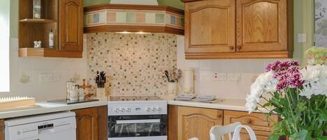 食器洗い機、ハイチェア、調理器具と食器