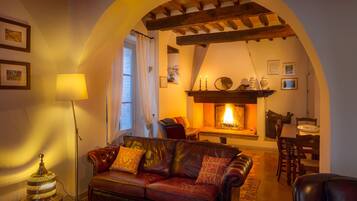 Fernseher, Kamin, Tischtennisplatte, Bücher