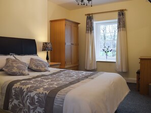 7 bedrooms, free WiFi, bed sheets