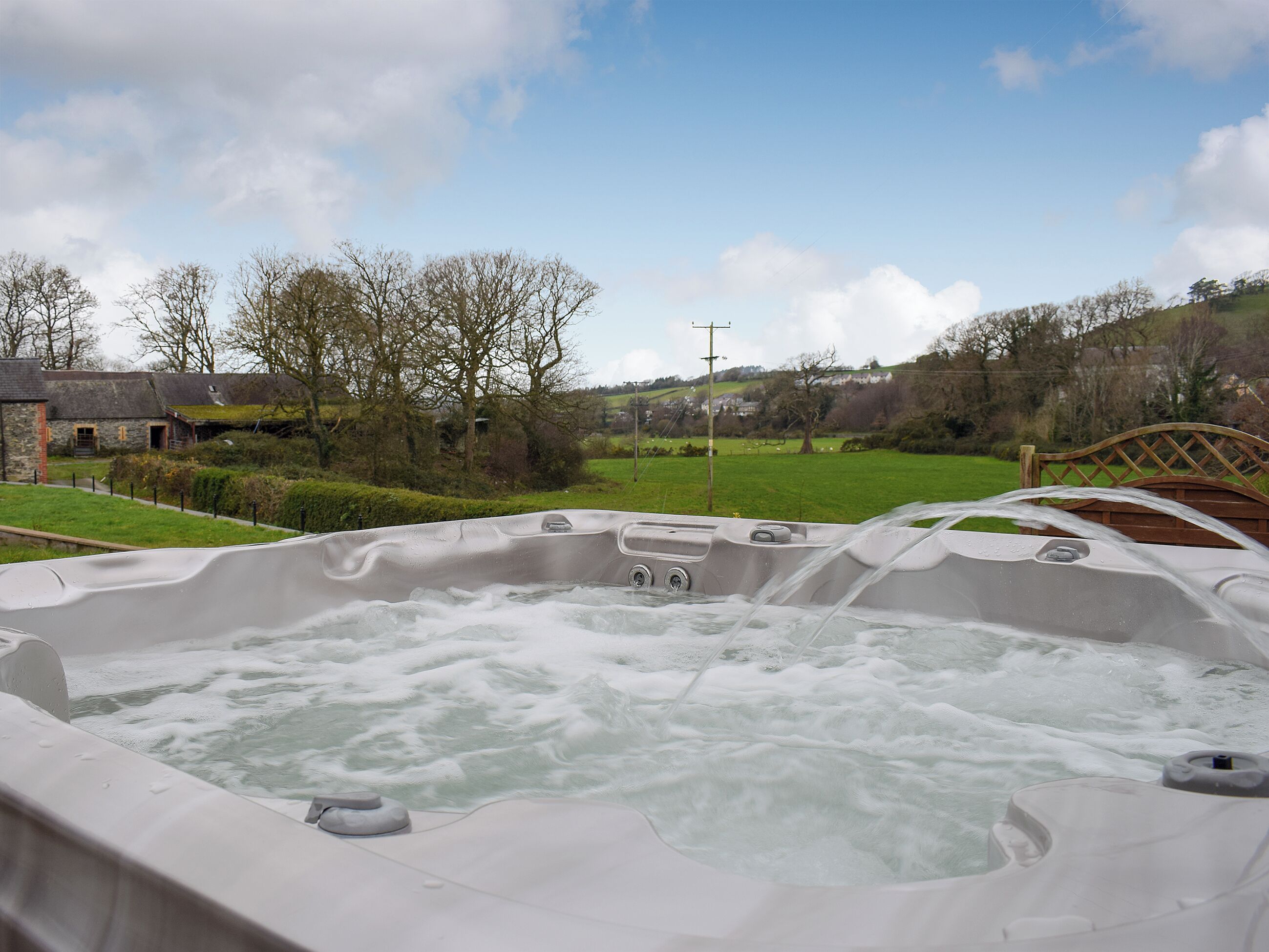 Banyera d&#x27;hidromassatge a l&#x27;aire lliure