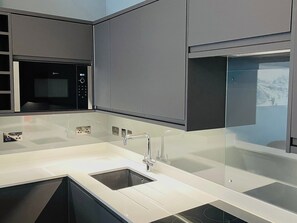 Dishwasher, cookware/dishes/utensils, freezer