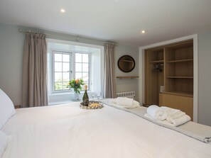 5 bedrooms, free WiFi, bed sheets