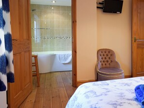 3 bedrooms, free WiFi, bed sheets - 3 bedroom accommodation in Llangeitho, near Tregaron (Llangeitho, near Tregaron)