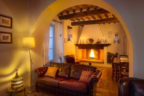 Fernseher, Kamin, Tischtennisplatte, Bücher