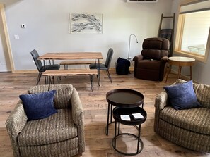Nhà Duplex Deluxe, phòng tắm riêng (Blue) | Khu ăn uống