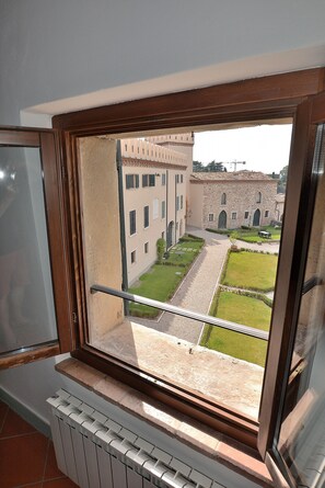 Duplex, 2 Bedrooms | Courtyard view