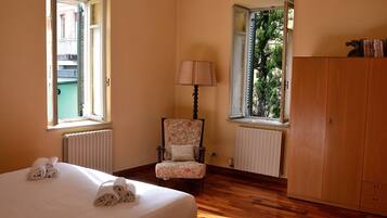 6 bedrooms, iron/ironing board, cots/infant beds, free WiFi