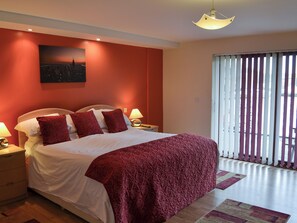 3 bedrooms, free WiFi, bed sheets - 3 bedroom accommodation in Horning, near Wroxham (Horning, near Wroxham)