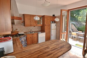 Full-size fridge, microwave, stovetop, dishwasher - Villa Carducci (Torri del Benaco)