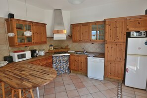 Full-size fridge, microwave, stovetop, dishwasher - Villa Carducci (Torri del Benaco)