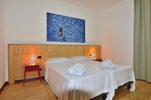 3 bedrooms, iron/ironing board, free WiFi, bed sheets - Villa Carducci (Torri del Benaco)