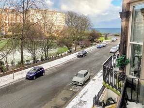 Property grounds - 2 bedroom accommodation in Scarborough (Scarborough)