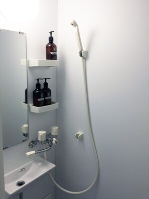 Hair dryer, towels, soap, shampoo - Romantic Room in Shinjuku! Free Wi-Fi + Good Location ! (Shinjuku-ku)