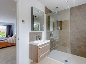 Towels - 5 bedroom accommodation in Colwell Bay, near Yarmouth (Colwell Bay, near Yarmouth)