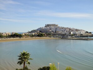 A coastal city with a prominent castle-like structure on a hill, a sandy beach, and calm waters. - Apartments with swimming pool. Ref. La Volta-46 (Peñiscola)