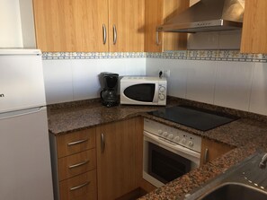 Jääkaappi, mikroaaltouuni, keittoastiat/astiat/ruokailuvälineet