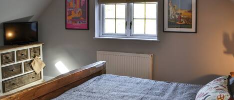 3 bedrooms, WiFi (free), bed sheets