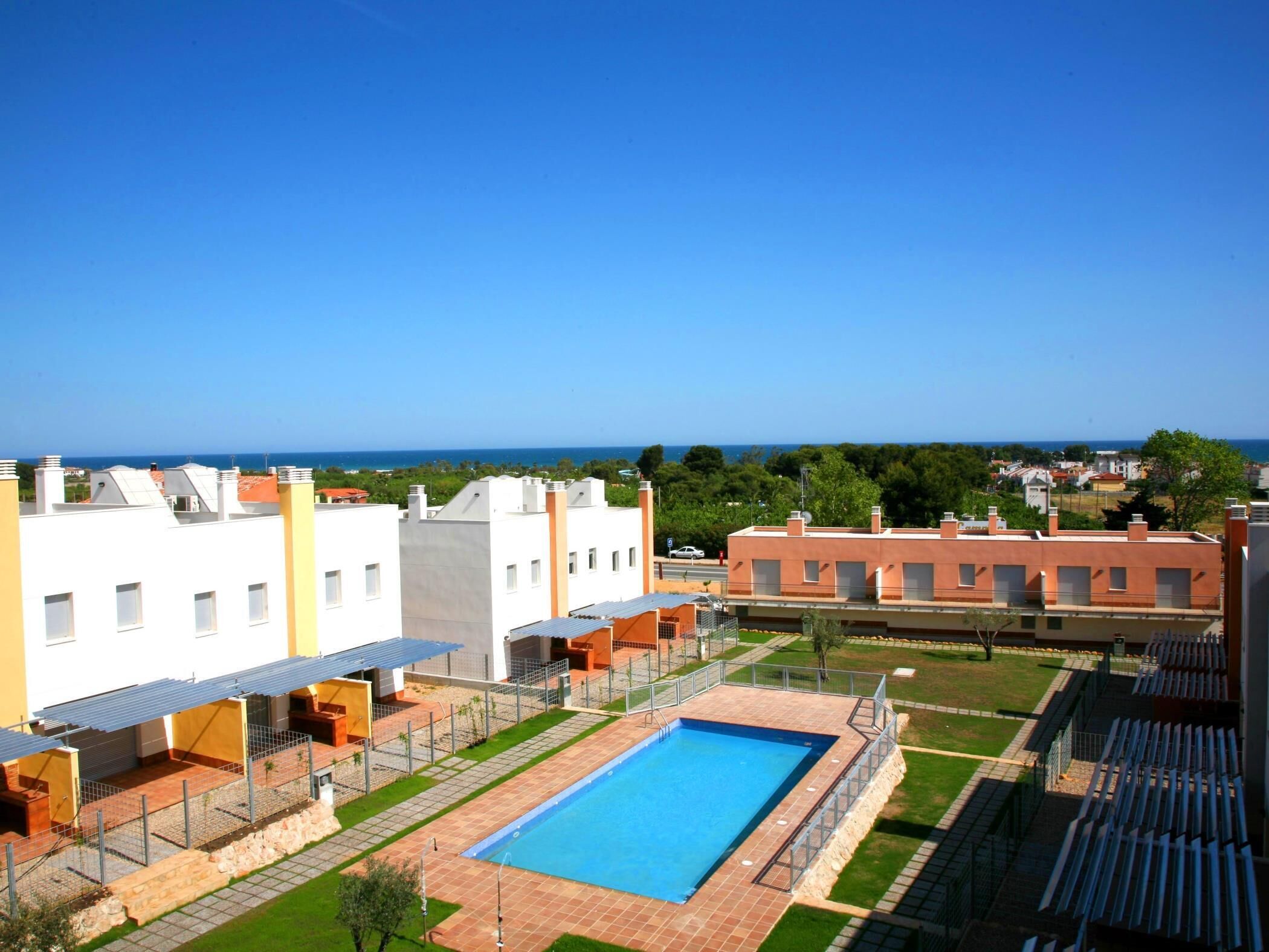 Ein Dachpool, umgeben von Gebäuden, mit freiem Blick auf das Meer.