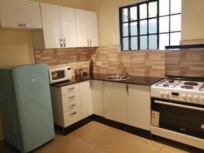 冰箱、微波炉、烤箱、电热水壶