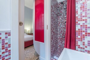 Shower, hair dryer, bidet, towels