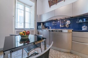 Refrigerador, horno, parrilla de estufa y cafetera y tetera 