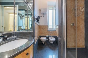 Dusche, Haartrockner, Bidet, Handtücher