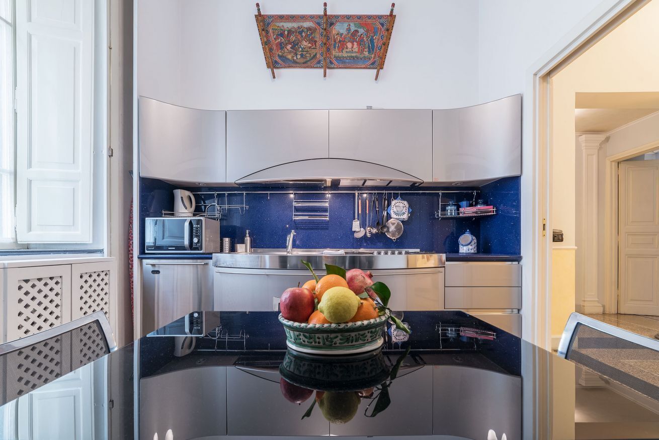 Refrigerador, horno, parrilla de estufa y cafetera y tetera 