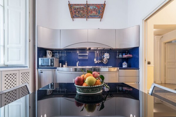 Kühlschrank, Ofen, Herdplatte, Wasserkocher mit Kaffee-/Teezubehör