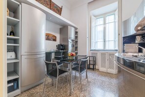Réfrigérateur, un four, surface de cuisson, cafetière-théière