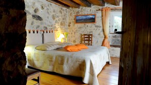 Kolmen hengen huone (Chalten) | Yksilöllisesti sisustettu, yksilöllisesti kalustettu, työpöytä