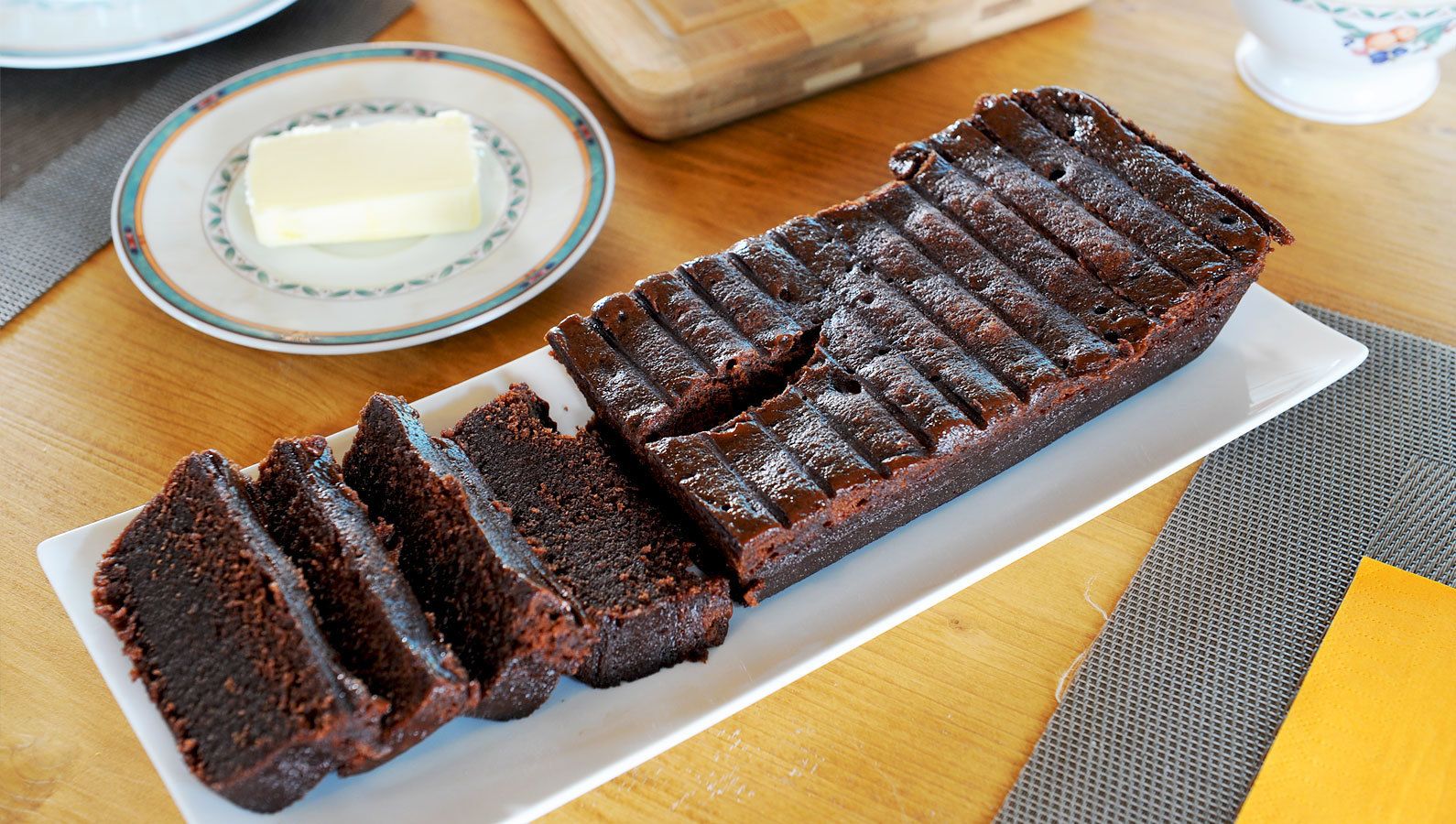 Un pastel de chocolate sobre un plato blanco.
